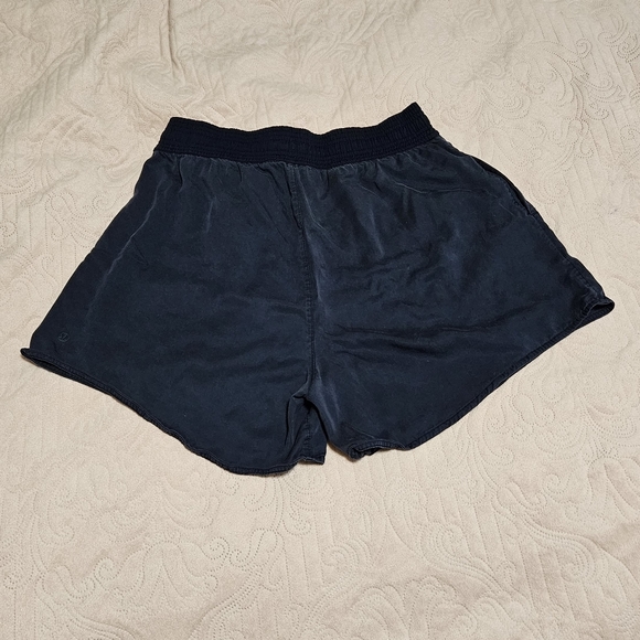 Lululemon Feeling Femme Short 5"True Navy Sz 10 - Picture 9 of 13